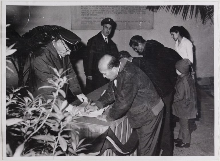 Gattatico-Reggio Emilia, 27-30 marzo 1970, Funerali di Alcide Cervi, firma del libro delle presenze